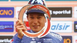 Ni Pogacar ni Van der Poel, la classicissima es del velocista Philipsen