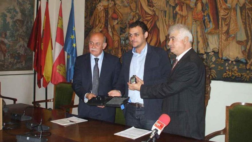 De izquierda a derecha, Jerónimo Bermejo, Tomás del Bien y Luis Bermúdez, muestran un etilómetro. Foto