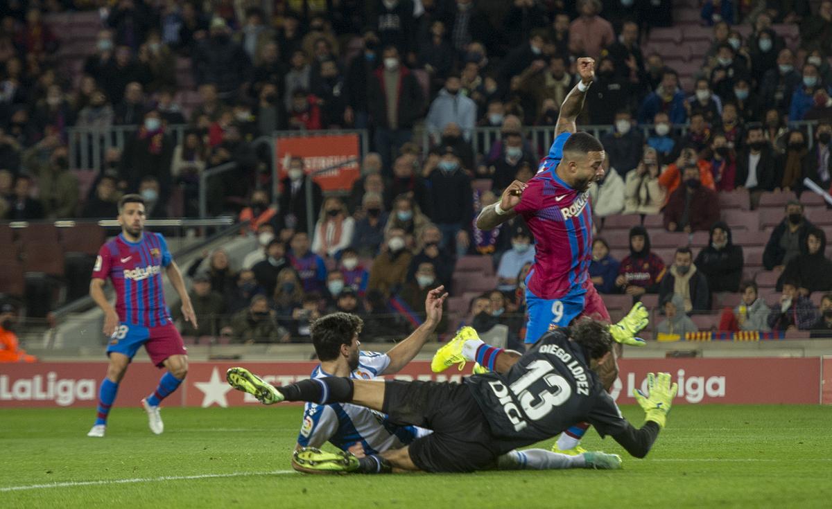 Memphis cae derribado en la jugada del penalti.