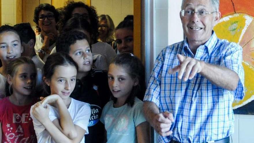 Ángel Carracedo durante su visita ayer a la moderna biblioteca de As Covas. // Iñaki Abella