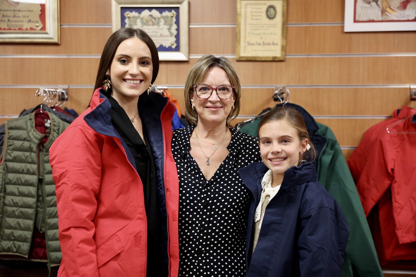 Es hora de abrigarse: Maria Estela, Marina y las cortes prueban las parkas de Feror