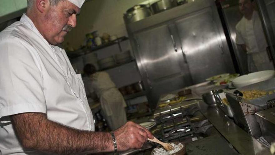 Agustín Riesgo, preparando unas cazuelas de angula.