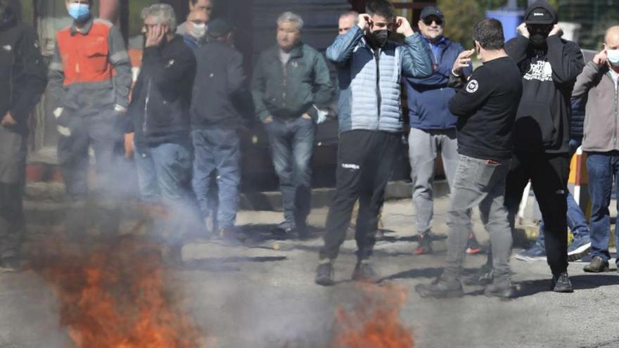 Protesta de trabajadores de Arcelor a la entrada de la factoría de Trasona (Corvera), el pasado mes de marzo. | Ricardo Solís