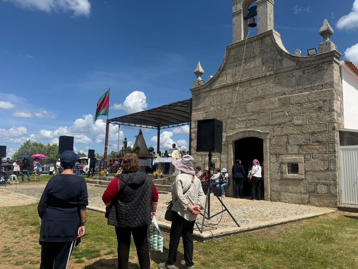 GALERÍA | La romería de la Virgen de la luz hermana a zamoranos y mirandeses