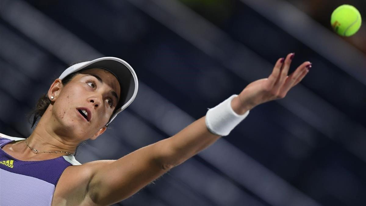 Muguruza sirve en su duelo ante Clijsters en Dubai.