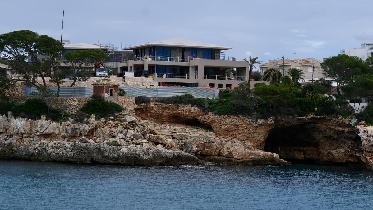 Vista de la nueva casa de Rafa Nadal con la Cova des Correu abajo
