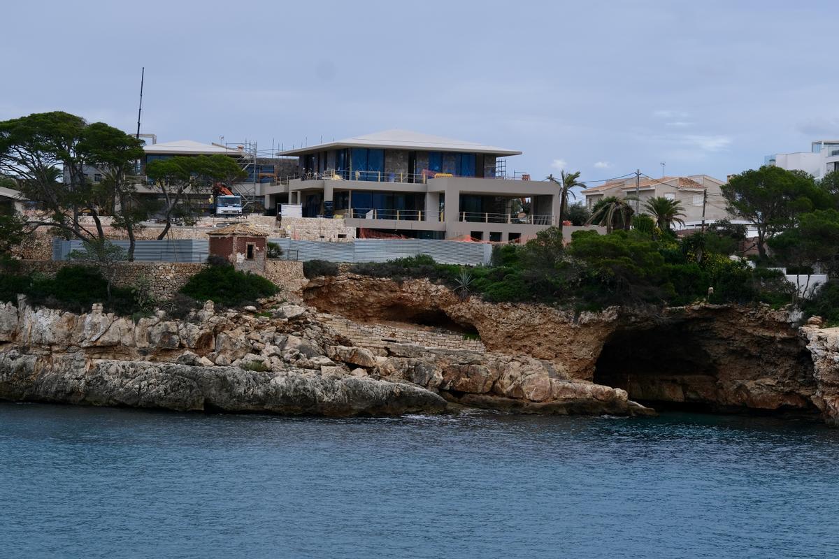 Vista de la nueva casa de Rafa Nadal con la Cova des Correu abajo