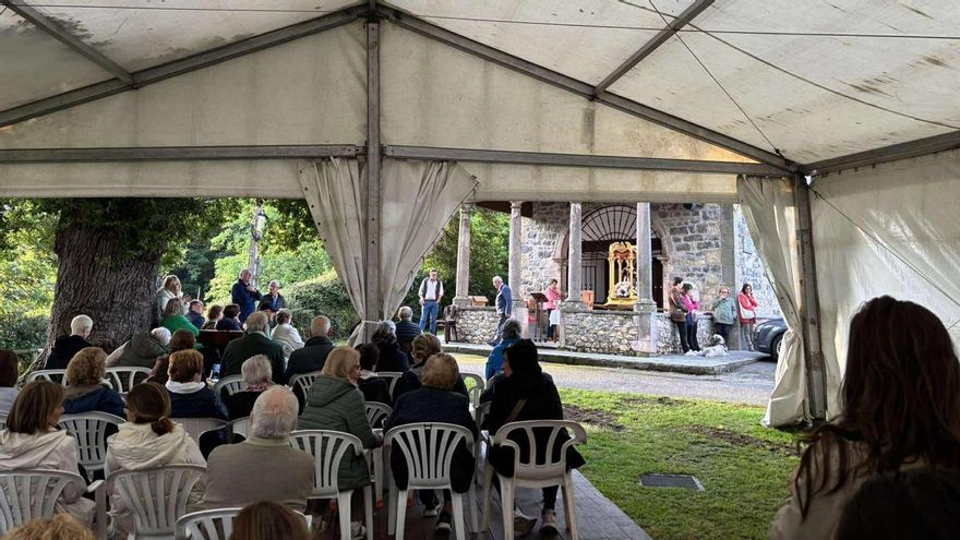 Notable afluencia de devotos en la primera misa del novenario a San Antoniu, en Cangas de Onís