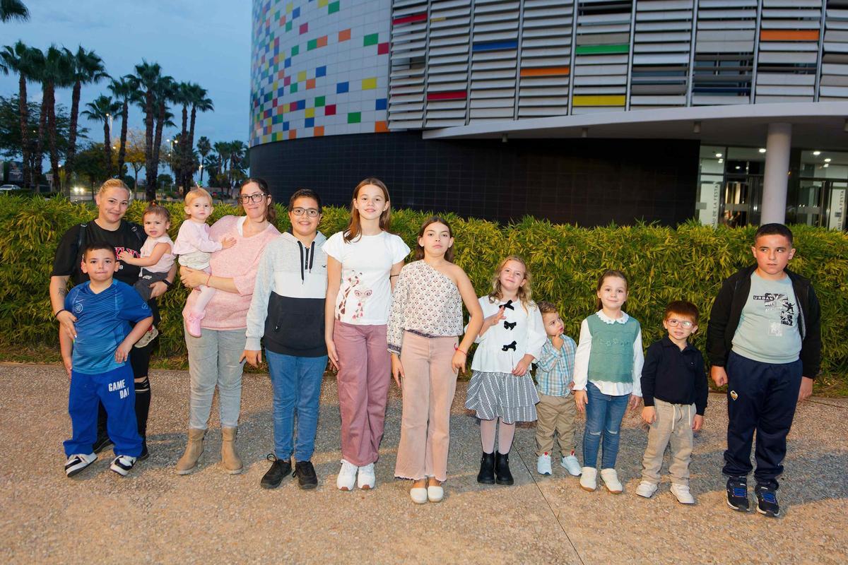 Noa, al mig de la seua comissió infantil, davant del Palau de la Festa.