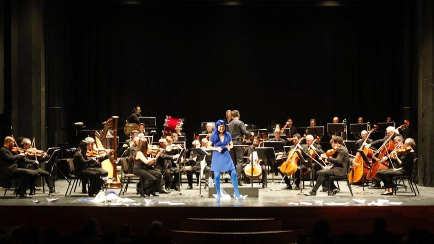 Interpretación de la Orquesta de Córdoba de ‘Cuando el río suena...’ junto a la narradora Ana Hernández.