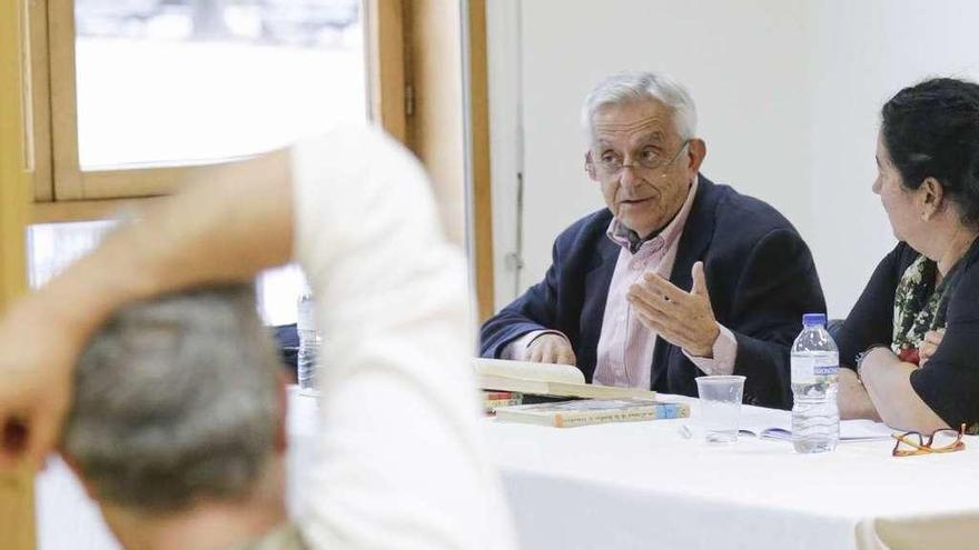 Antonio Rodríguez Almodóvar, ayer, durante su conferencia.