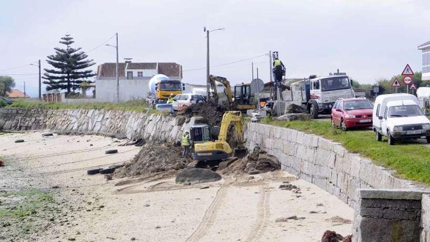 Una excavadora trabaja en el arenal de A Sapeira, en A Illa de Arousa.  // Noé Parga