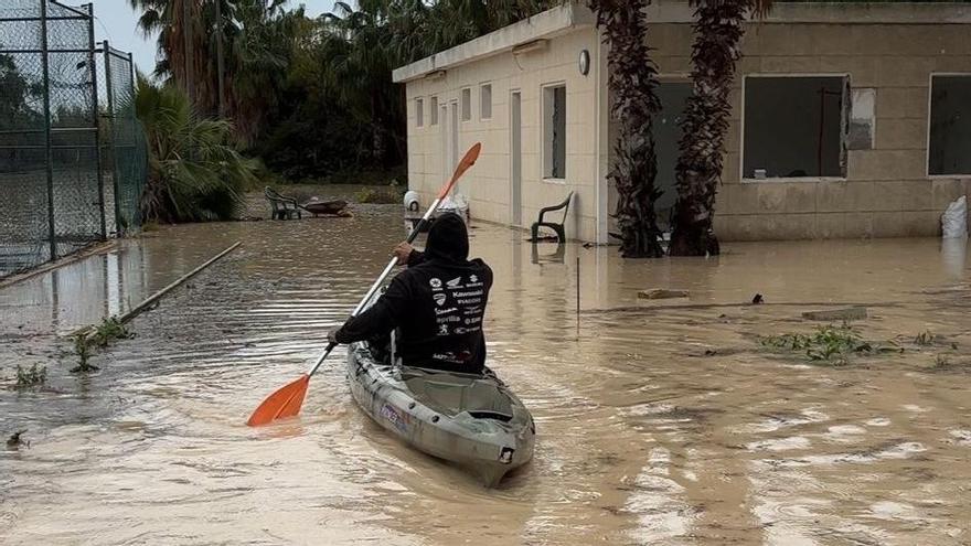Las inundaciones que sufren unos vecinos de Elche frente al aeropuerto dan hasta para navegar en kayak