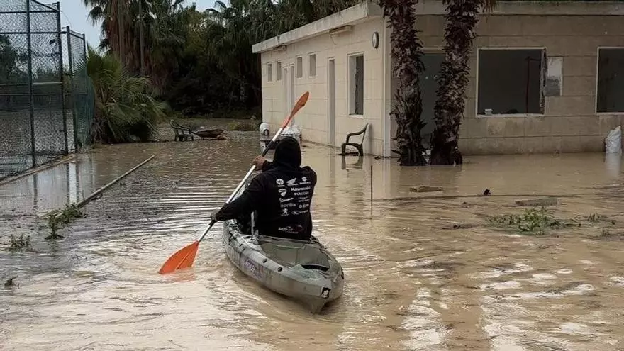 Quejas por inundaciones en un club de tenis por fallos en el drenaje del acceso al aeropuerto de Alicante-Elche