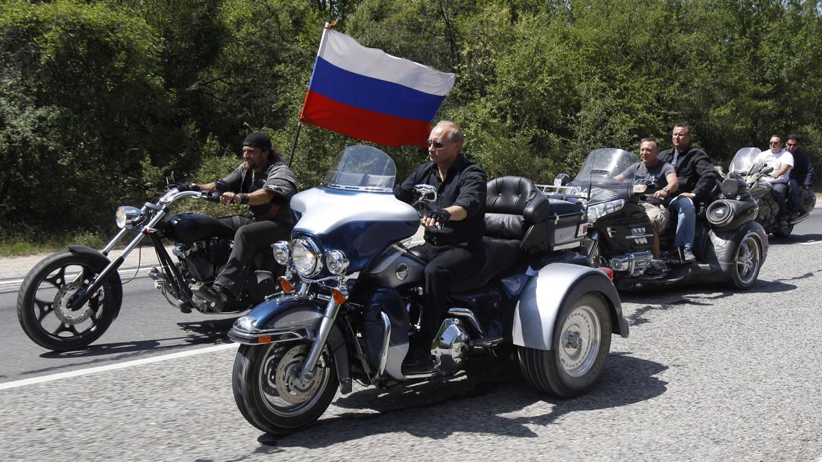 Putin, en primer término, al volante de una moto en una concentración motera.