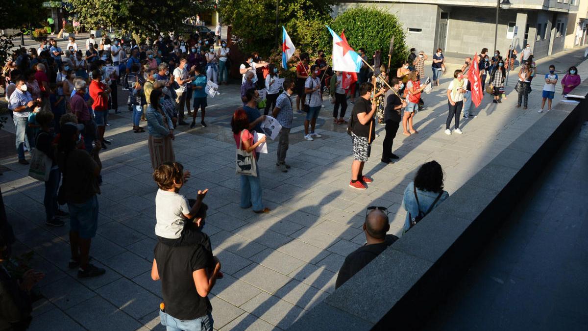 Protesta de ayer en la Praza do Concello de Cangas para reclamar aulas seguras frente al Covid.// G.N.