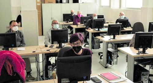 Los estudiantes del Centro de Adultos, atentos a las pantallas de sus ordenadores.