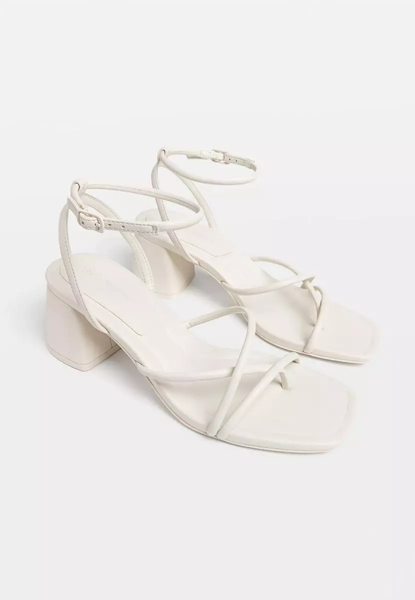 Sandalia de tiras blancas de Stradivarius