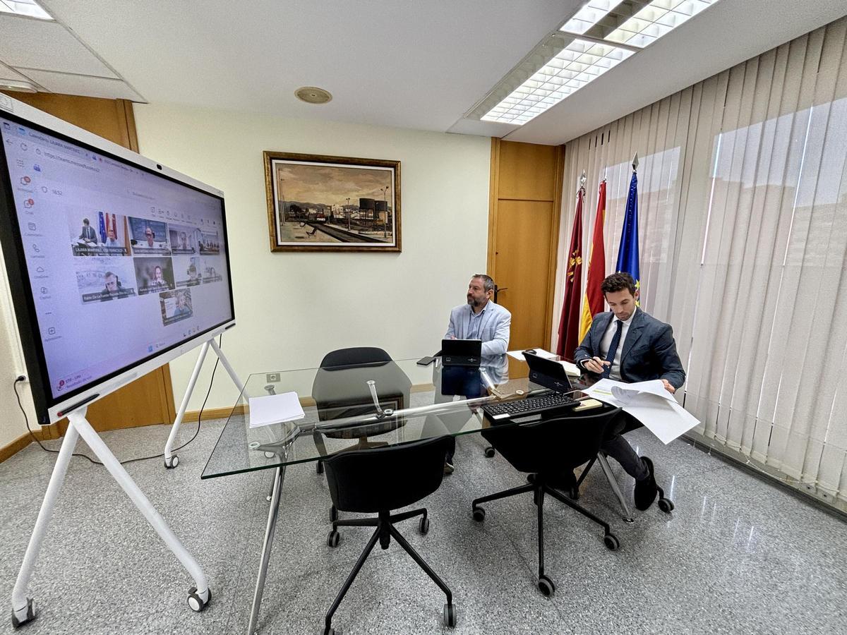 El secretario general de la Consejería de Fomento e Infraestructuras, José Francisco Lajara (dcha), y el director general de Movilidad y Transportes, José Antonio Verdú (izqda), durante la reunión de la Comisión técnica de Murcia Alta Velocidad.