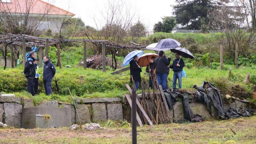 Los técnicos y denunciantes en la zona del muro en litigio y a la izquierda la Policía Local de Bueu . // Gonzalo Núñez