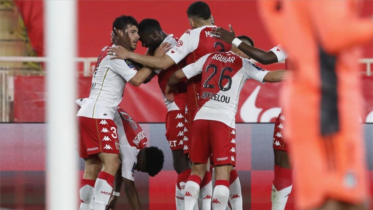 Los jugadores del Mónaco celebrando el gol de Volland