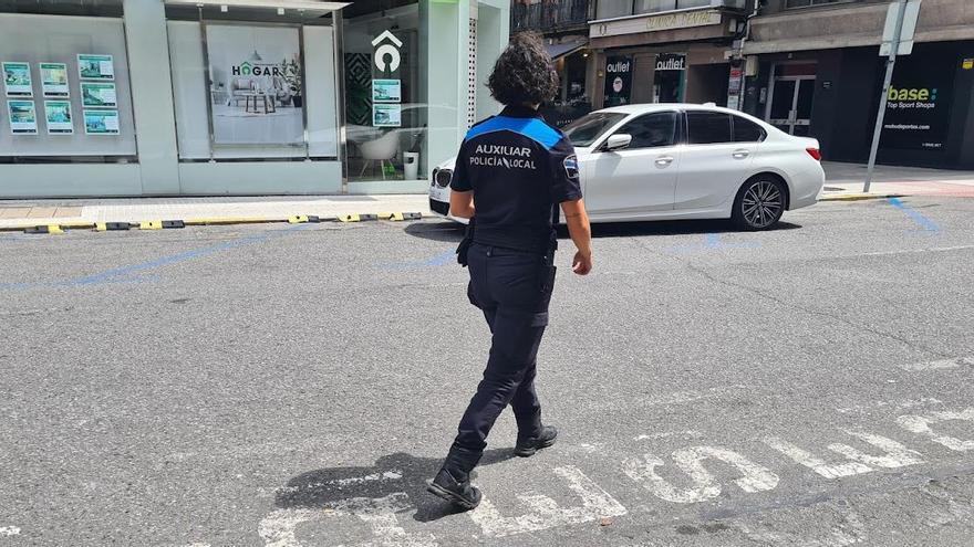 Una auxiliar de policía en la calle Conde Vallellano.