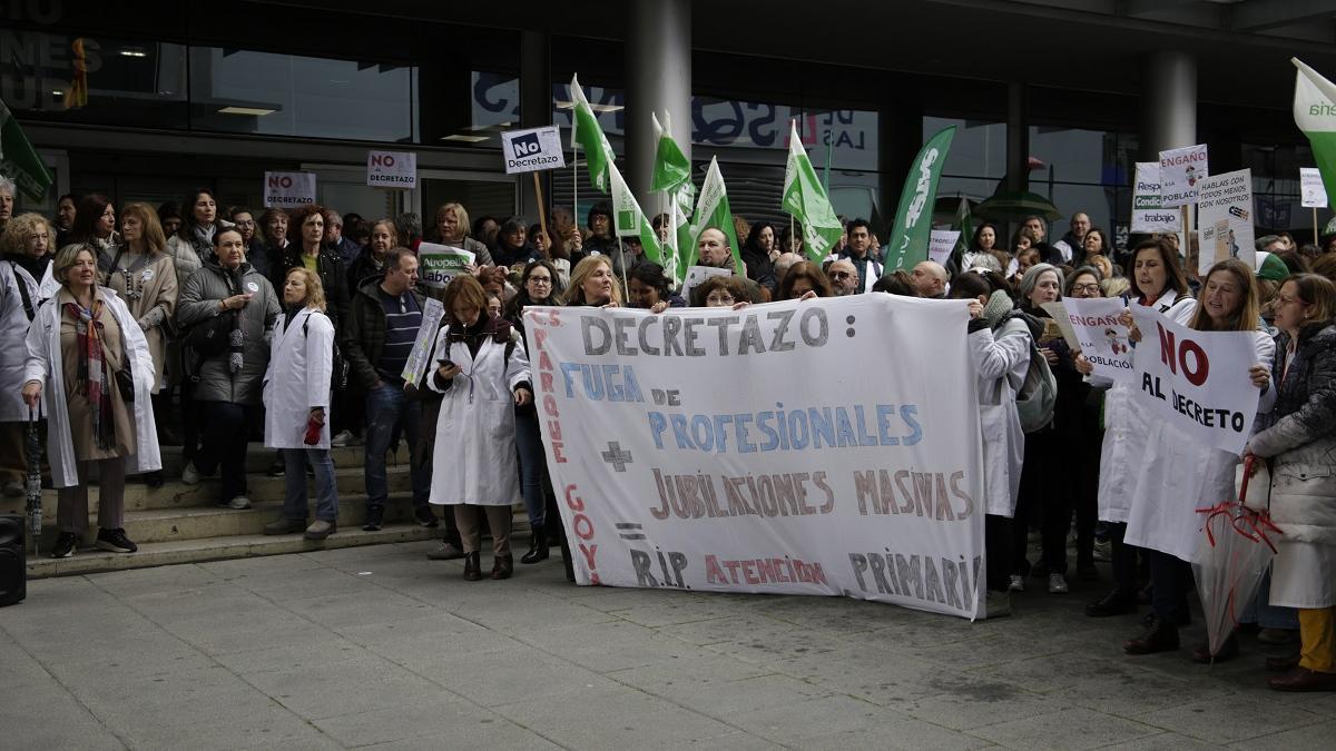 Concentración de médicos y enfermeras, el pasado lunes, ante las puertas de Salud.