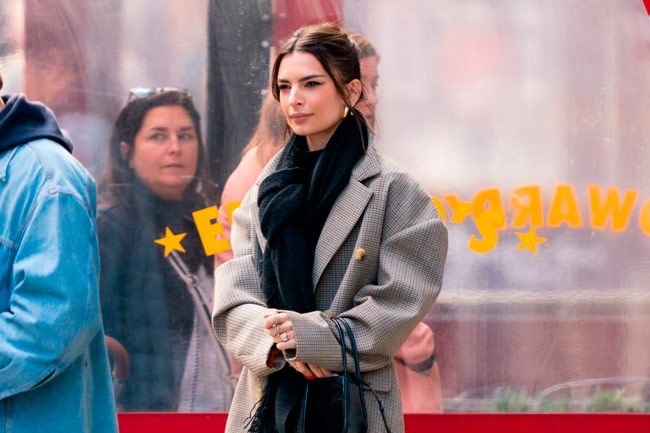Emily Ratajkowski con americana oversize plano medio