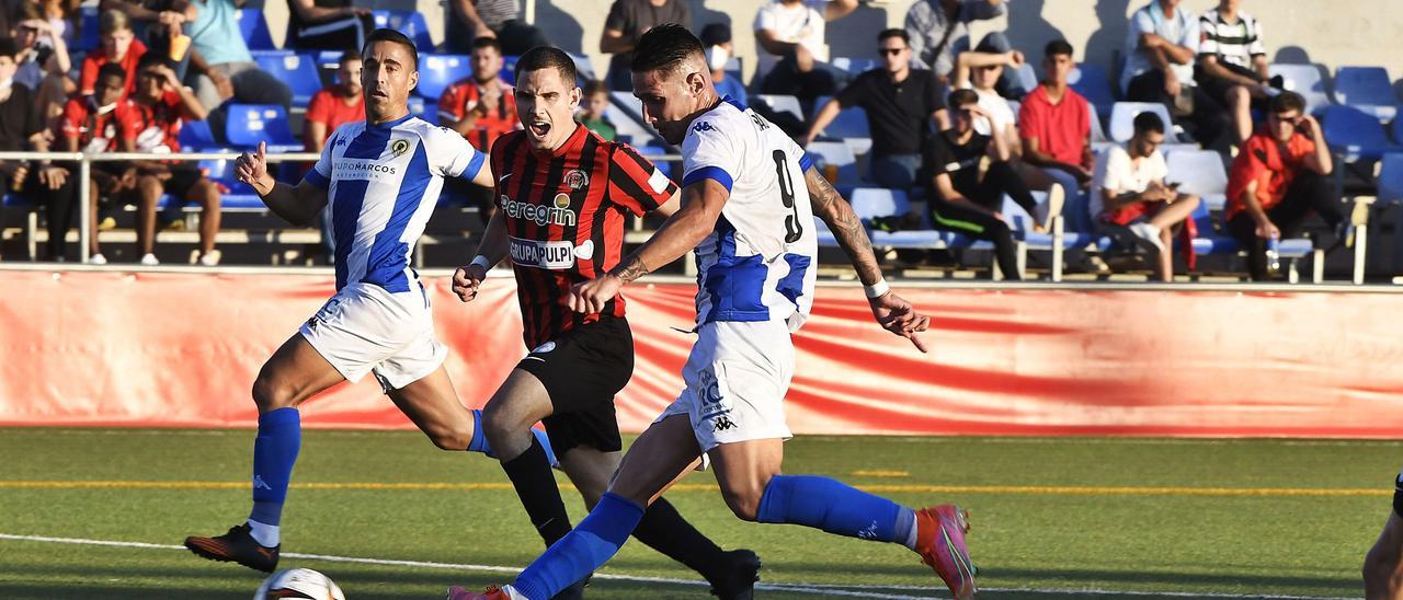 Raúl González trata de disparar a portería después de avanazar con el balón.