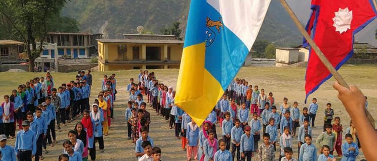 Las banderas de Canarias y de Nepal en una de las aldeas donde se concentra su ayuda.