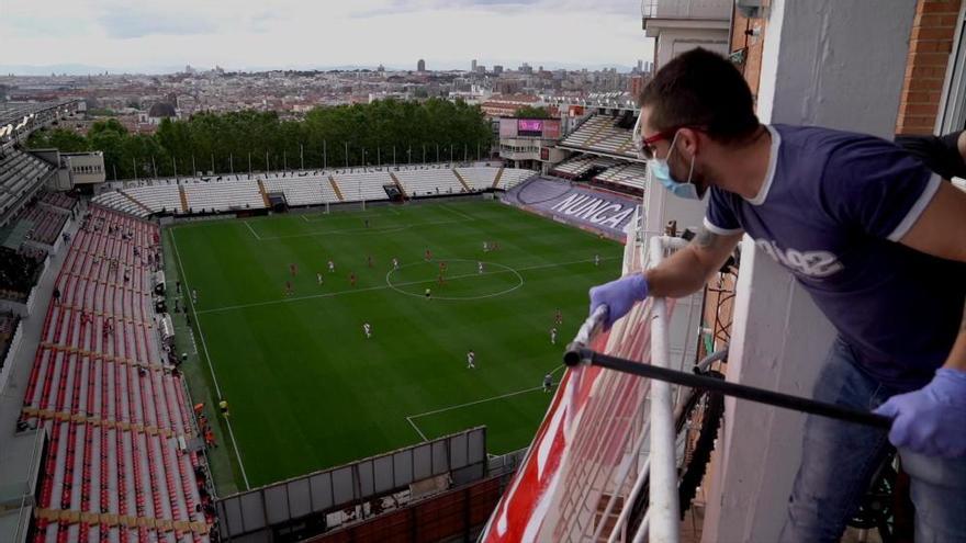 Vallecas vive una atípica vuelta del fútbol a España