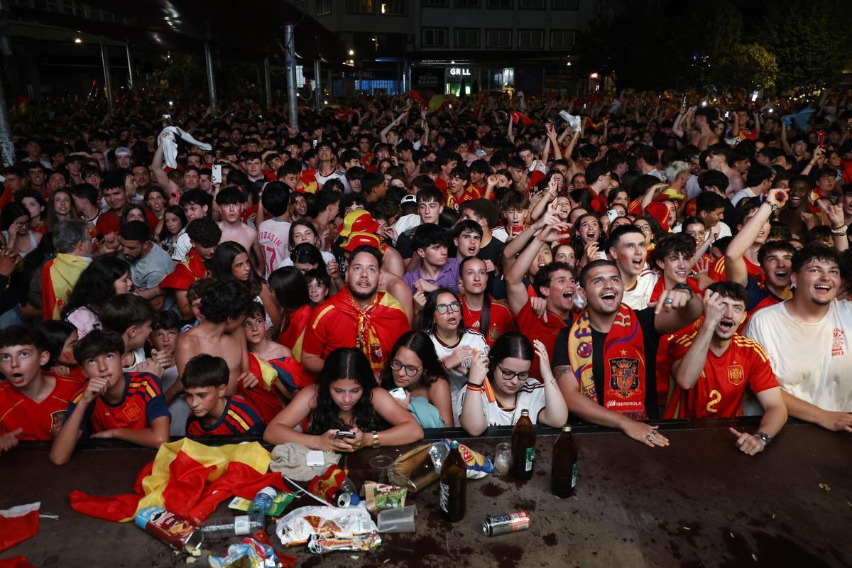 Los compostelanos vibran con La Roja