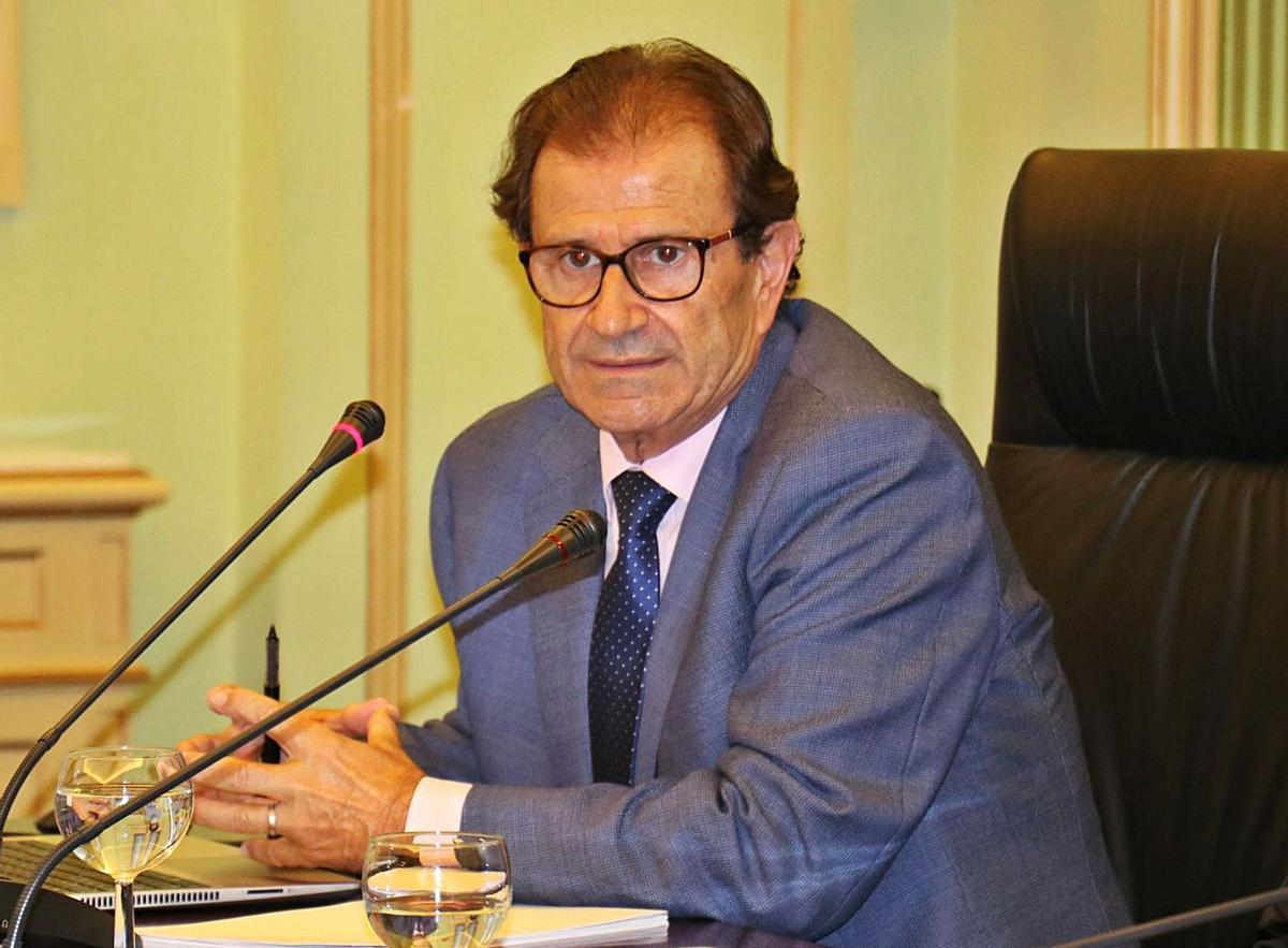 El rector cumplirá setenta años en 2023, fecha en que expira su «reducción total docente».