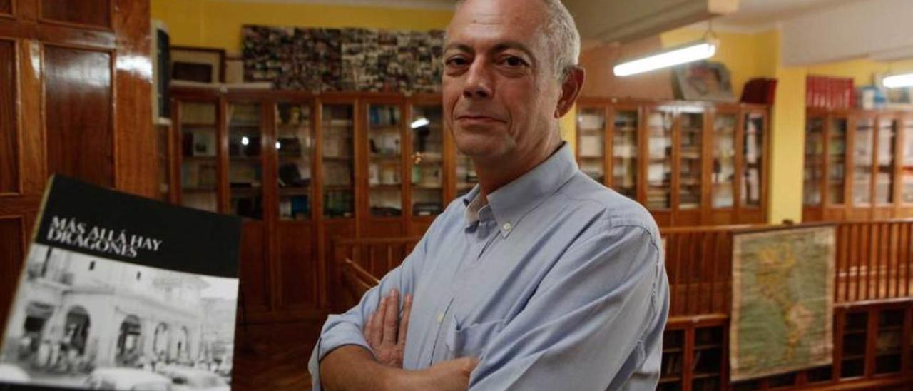 Pedro Luis Menéndez, en la biblioteca del colegio de la Inmaculada.