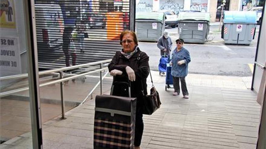 &quot;Eviten ir al banco en tropel a cobrar la pensión&quot;, aconseja el alcalde de Cáceres