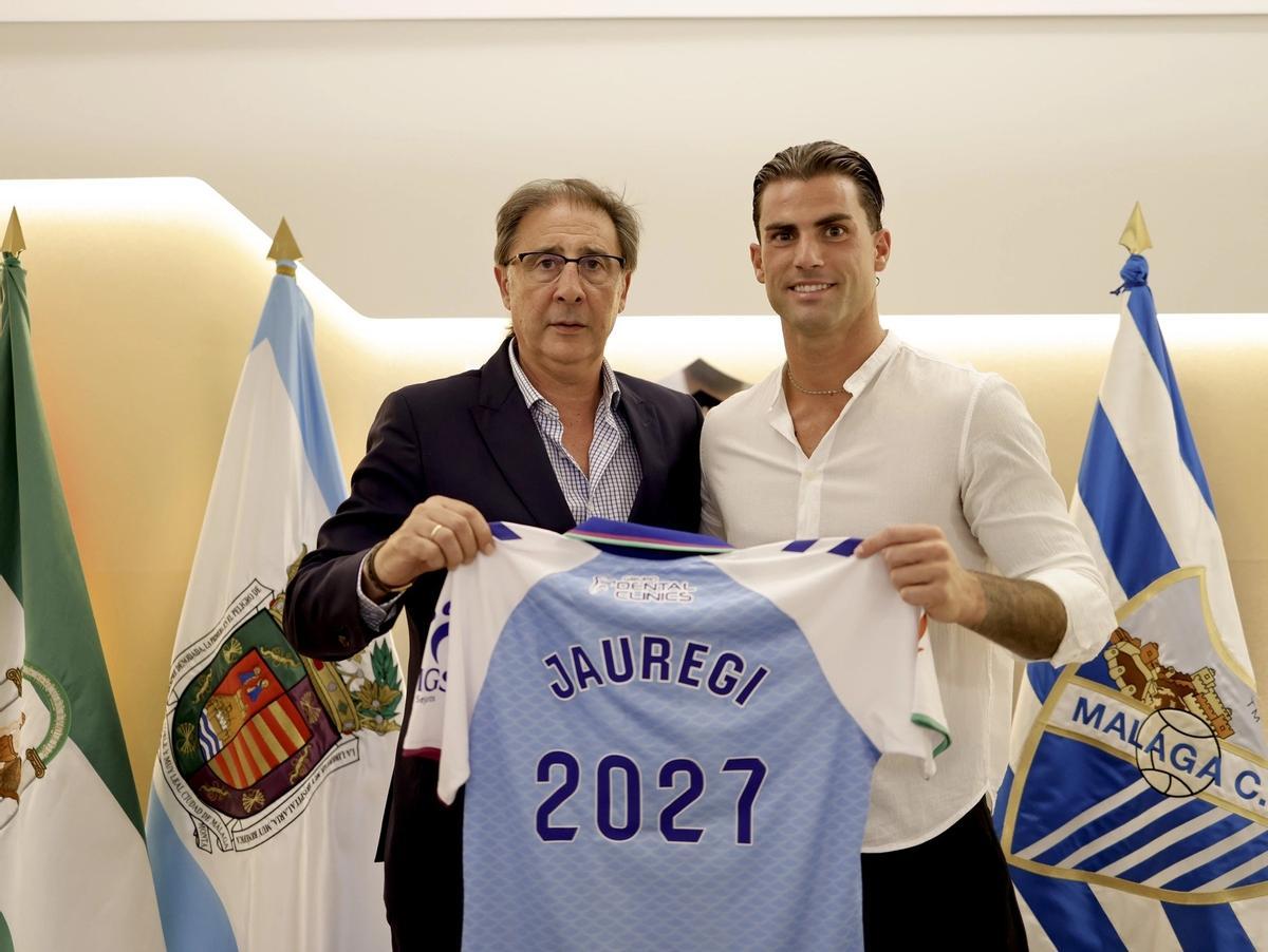 Loren Juarros y Eneko Jauregi, en el anuncio de la renovación del delantero con el Málaga CF.