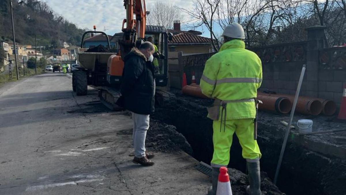 El alcalde de San Martín, durante la visita que realizó a las obras de saneamiento ayer en Escobio.