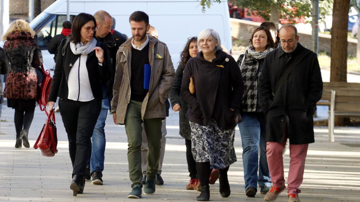 El tercer teniente de alcalde de Badalona, José Téllez, al llegar esta mañana a la Ciutat de la Justícia acompañado de su abogada; la alcaldesa de la ciudad, Dolors Sabater, y otros miembros del gobierno municipal.