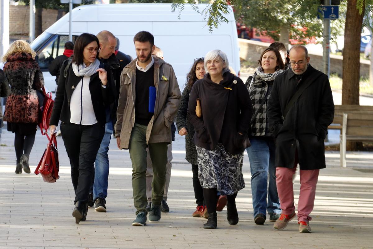 El tercer tinent d’alcalde de Badalona, José Téllez, quan arribava aquest matí a la Ciutat de la Justícia acompanyat de la seva advocada; l’alcaldessa de la ciutat, Dolors Sabater, i altres membres del govern municipal. 