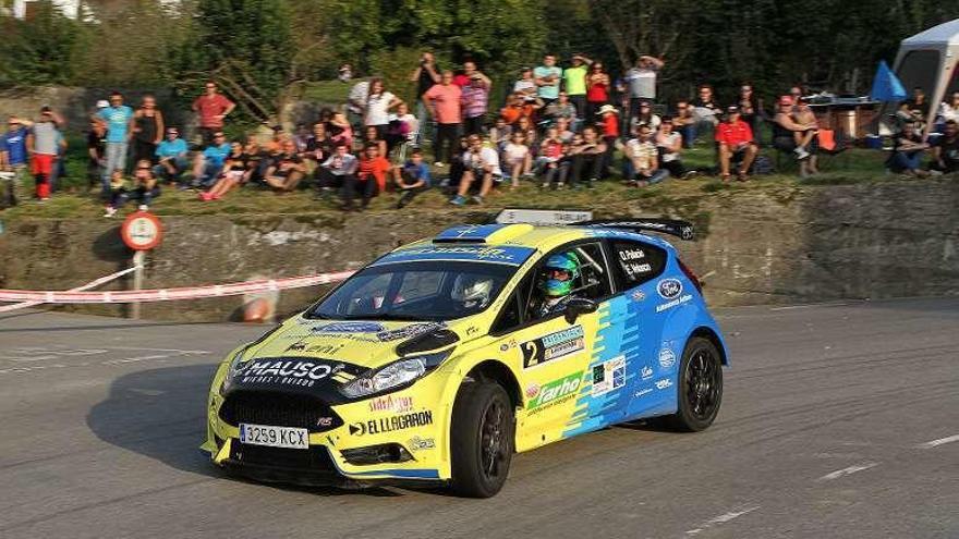 Óscar Palacio (Fiesta R5) traza una curva.