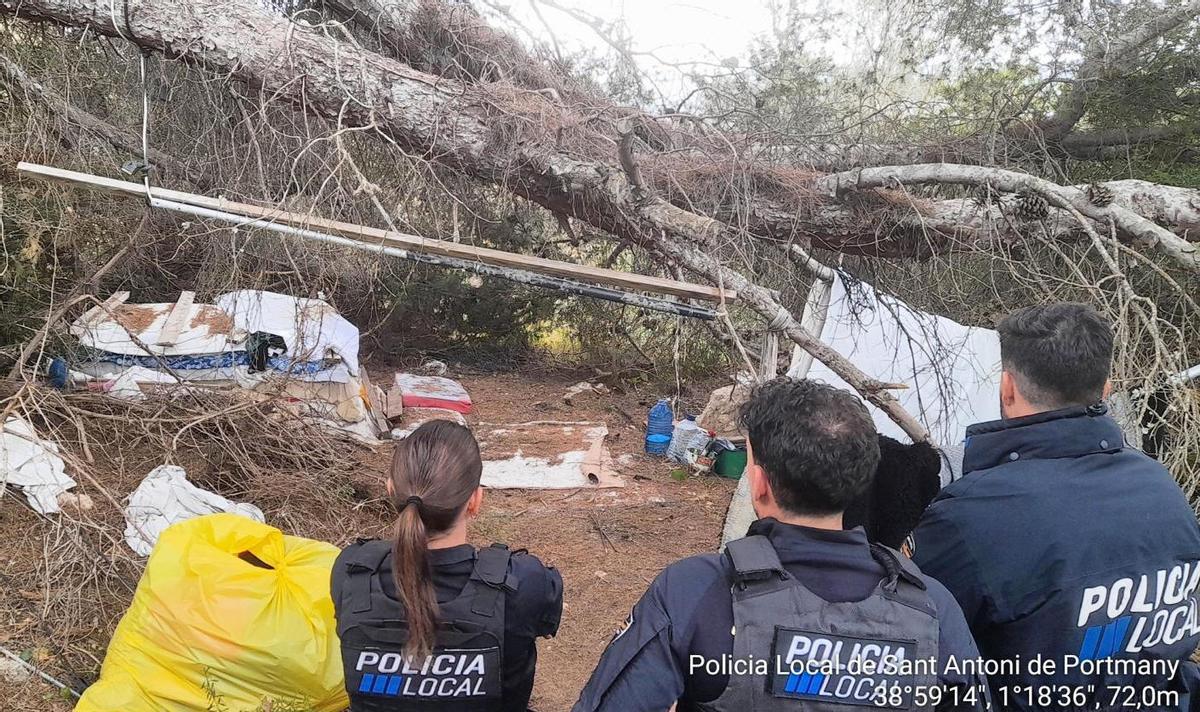 Un asentamiento desmantelado por la Policía Local de Sant Antoni.