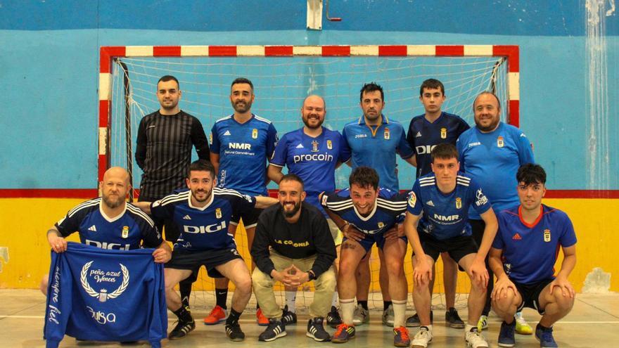 Por la izquierda, el equipo formado por peñistas del Oviedo en el Centro Penitenciario de Asturias. A la derecha, varias imágenes del partido con los presos (de amarillo). | R. O.