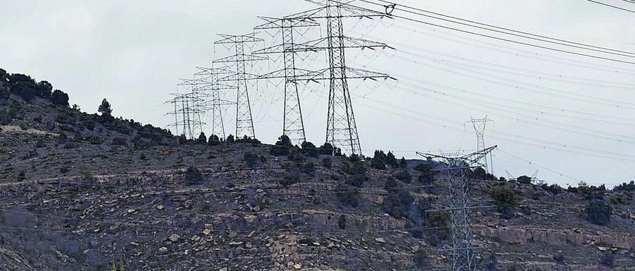 Imágenes de varias torres eléctricas en las inmediaciones de la subestación de Fraiximeno, en el término de Morella.