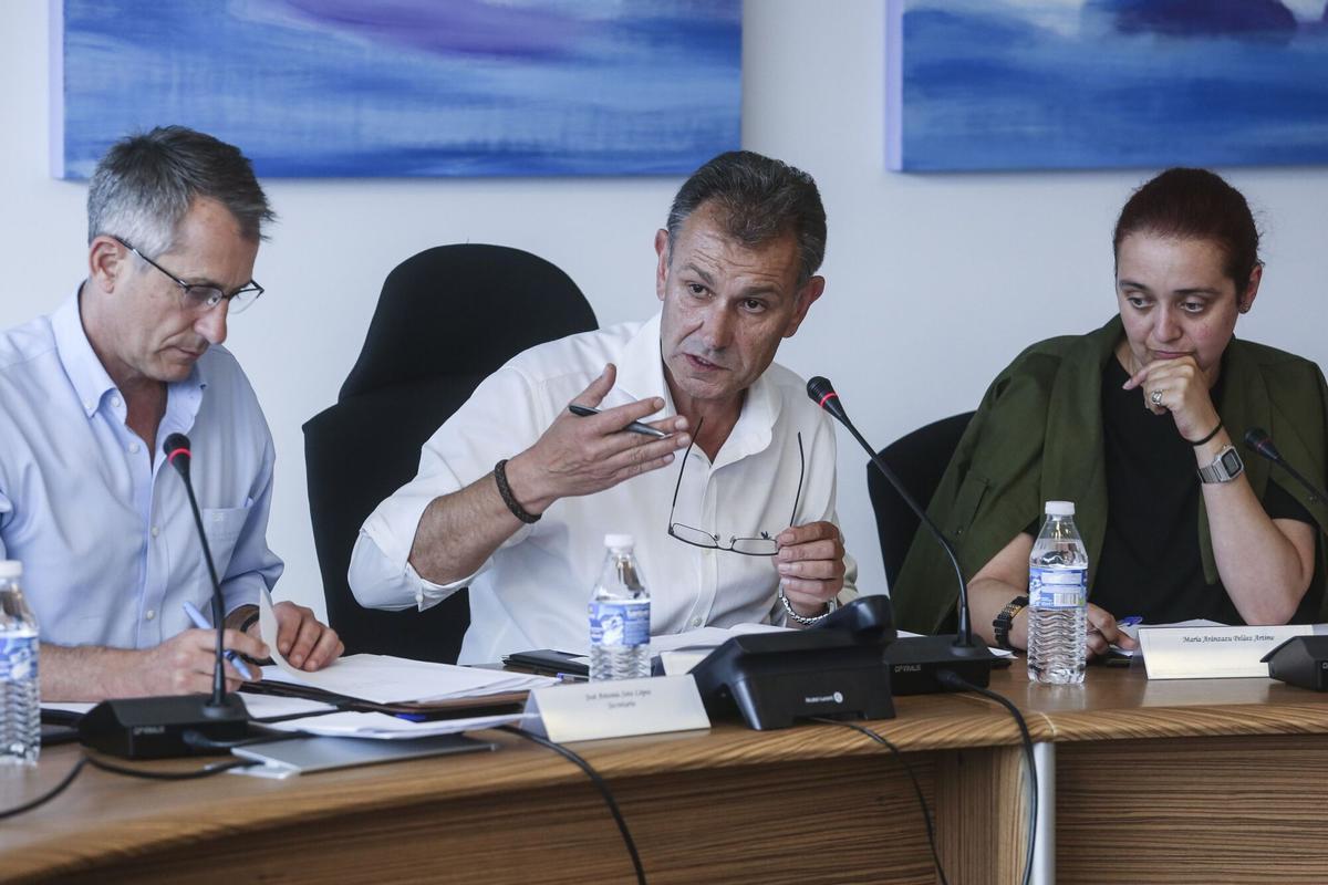 JORGE SUAREZ, DURANTE UNA INTERVENCIÓN EN UN PLENO ENTRE EL SECRETARIO MUNICIPAL Y LA CONCEJALA DE HACIENDA, ARANCHA PELÁEZ.  AYUNTAMIENTO