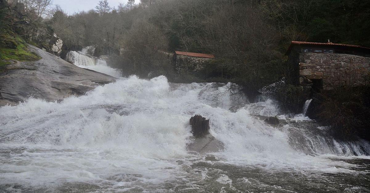 La cascada de A Barosa, en Barro, presentaba ayer esta imagen espectacular con un gran caudal de agua.