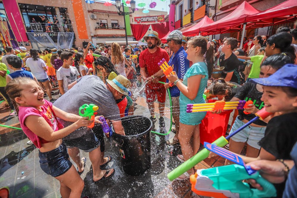 Los catralenses y muchos vecinos de la Vega Baja estallan en alegría y fiesta para iniciar las celebraciones de San Juan con el chupinazo