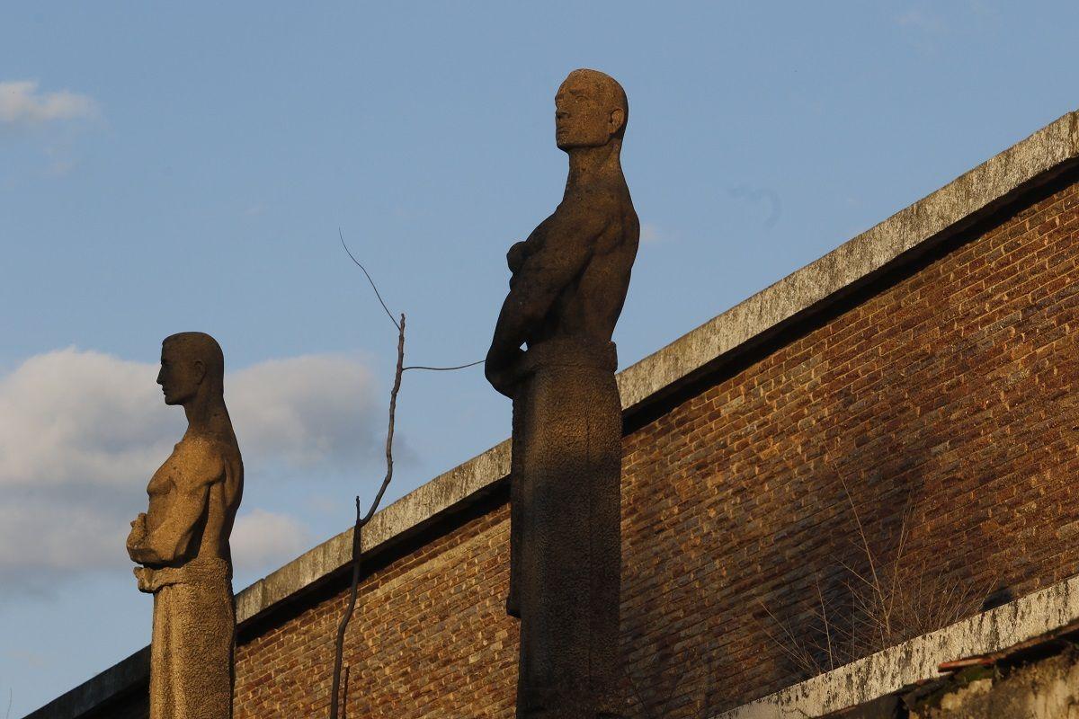 Las emblemáticas esculturas del antiguo Pabellón de la Juventud