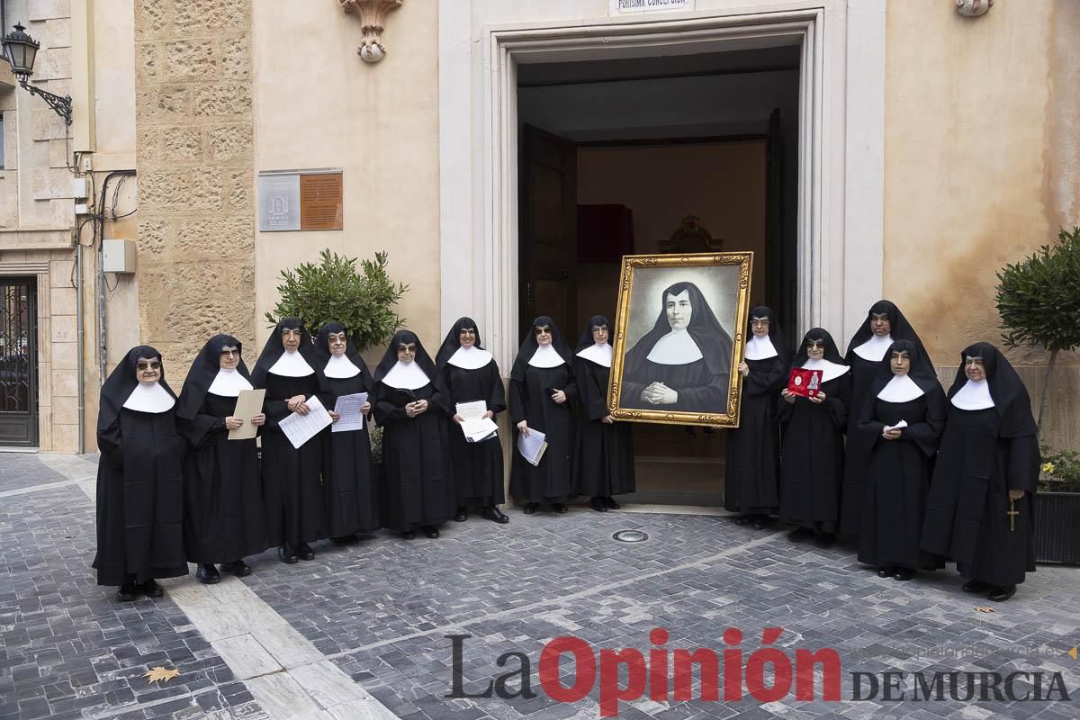 Así ha sido el traslado del cuatro y la reliquia de Santa Teresa de Jornet desde el Asilo hasta la Parroquia de la Concepción en Caravaca