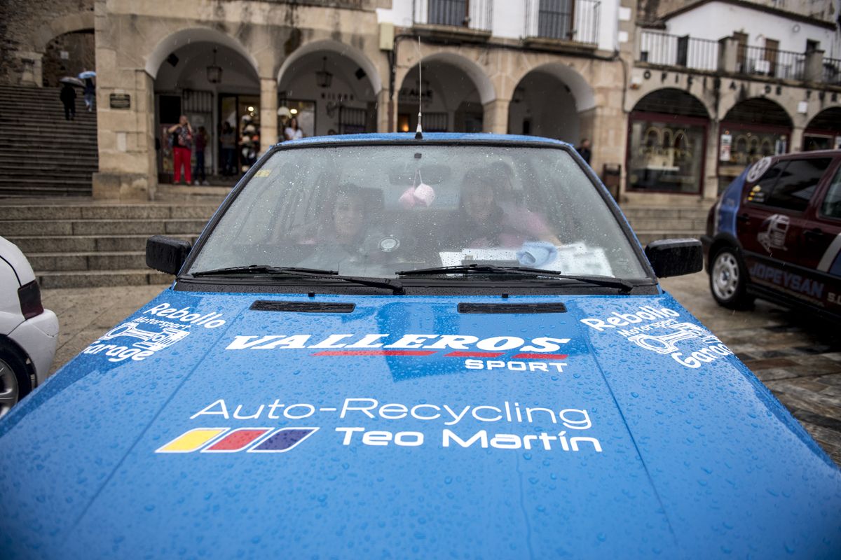 Fotogalería | La lluvía no ensombrece el rally de coches clásicos en la plaza Mayor de Cáceres