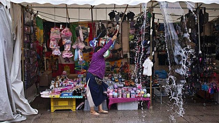 La lluvia arruina la jornada a los puestos, casetas de la Feria de Día y los juegos infantiles